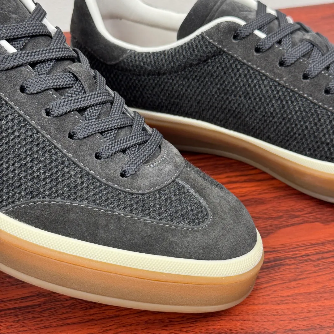 Batch 740 Loro Piana Tennis Walk men's moral training sneakers! These new textured leather tennis shoes feature an ultra-low-top design for year-round wear and are water-resistant. The wrapped sole creates an effortlessly attractive color combination that harmoniously blends functionality with understated style. The ideal footwear option for urban dressing. The heel is decorated with a soft calfskin tongue with Kummel color inserts and an embossed LP logo. Cotton shoelaces. Material: Upper: Gray woven stitching with cowhide accents! Sole: Rubber lining: Cow leather original rubber sole, excellent foot comfort, complete package! Size: 39-40-41-42-43-44 leather shoe size (can be customized to 38.4546) Item number: FAM1316 dark gray